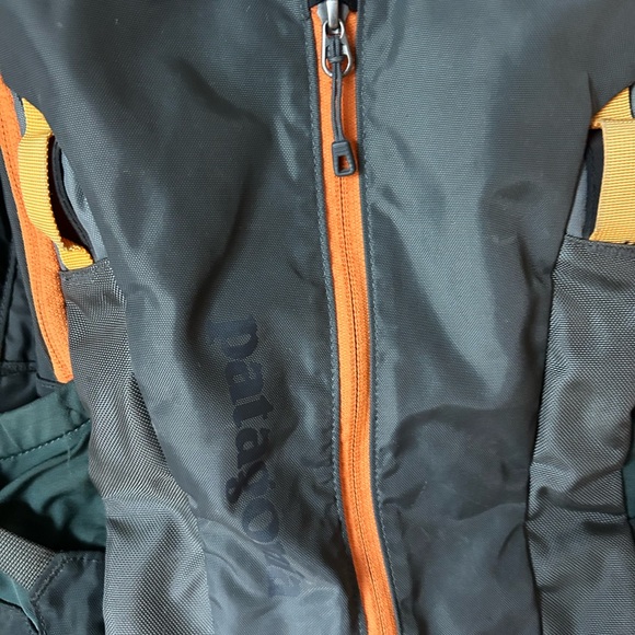 Patagonia Green and Orange Backpack 28L - Picture 2 of 11